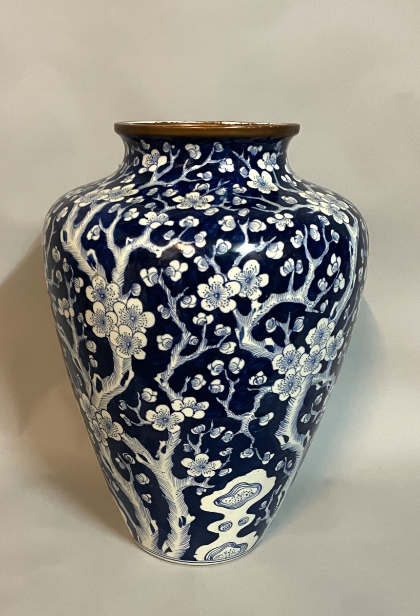 Grand vase chinois en porcelaine bleu et blanc à décor de prunus,  Chine, fin XIXᵉ – début XXᵉ -photo-2