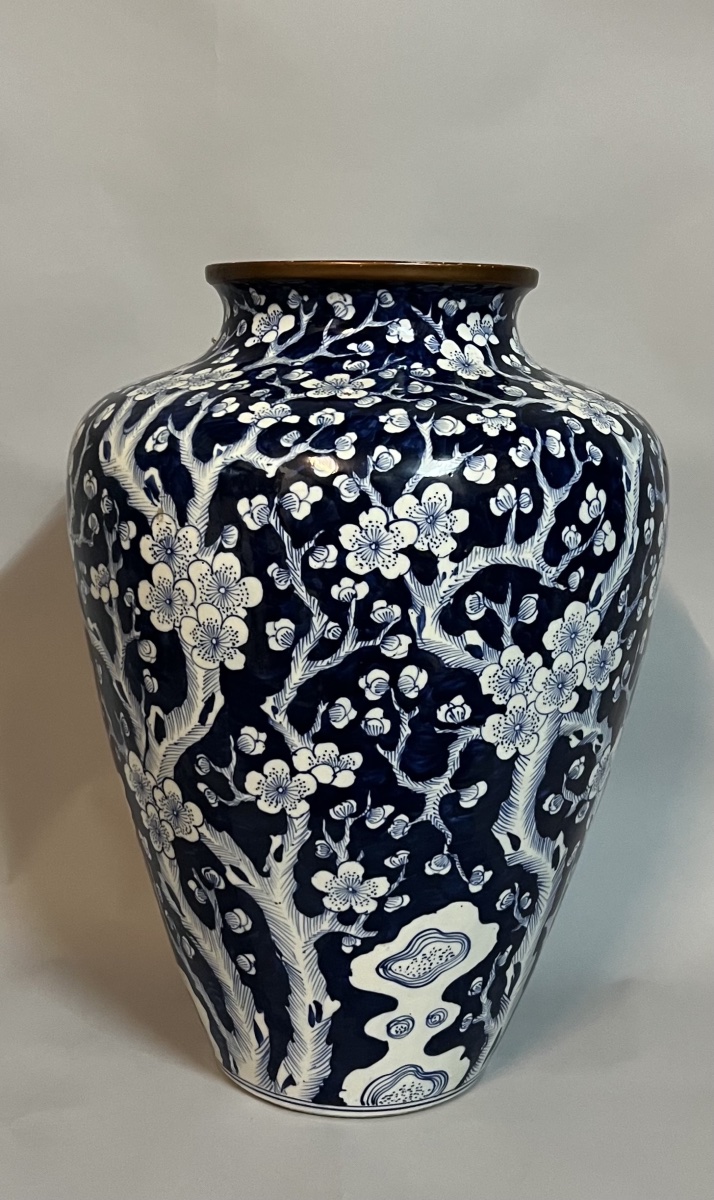 Grand vase chinois en porcelaine bleu et blanc à décor de prunus,  Chine, fin XIXᵉ – début XXᵉ -photo-4