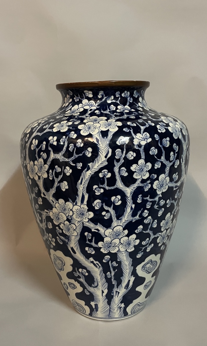 Grand vase chinois en porcelaine bleu et blanc à décor de prunus,  Chine, fin XIXᵉ – début XXᵉ 