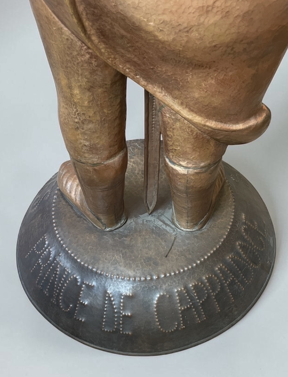 Monumentale sculpture de Saint Georges en cuivre repoussé – Signée L. Macon, 1958-photo-7