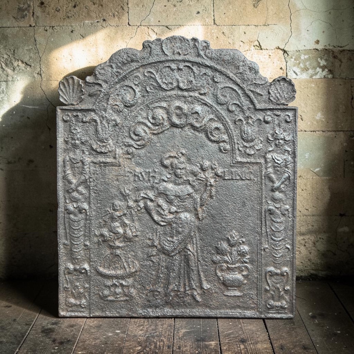 Taque de cheminée en fonte à décor allégorique – XVIIᵉ siècle-photo-1