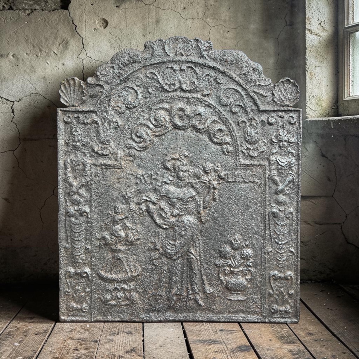 Taque de cheminée en fonte à décor allégorique – XVIIᵉ siècle
