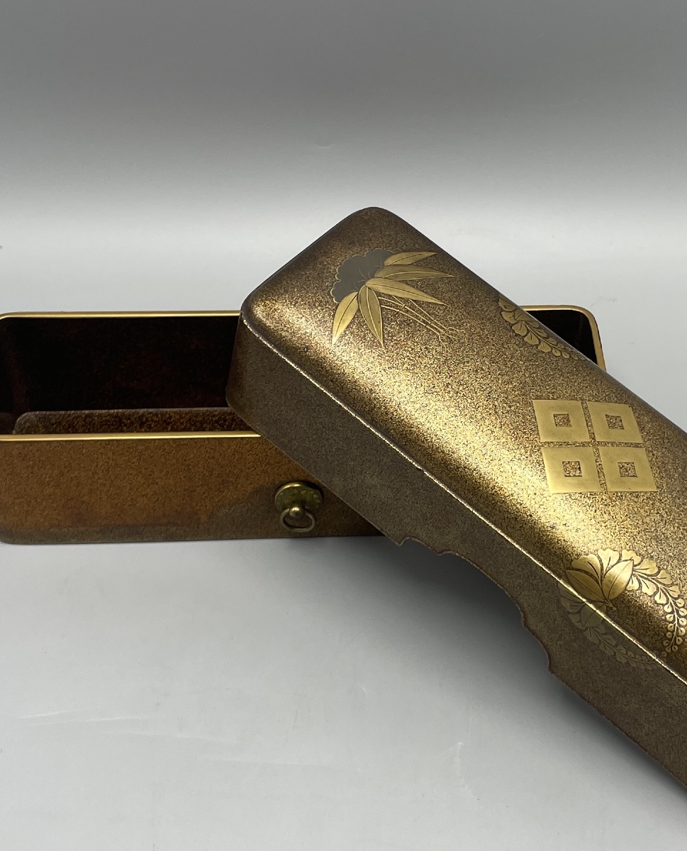 Coffret japonais en laque dorée à décor floral – Japon, fin du XIXe siècle-photo-1