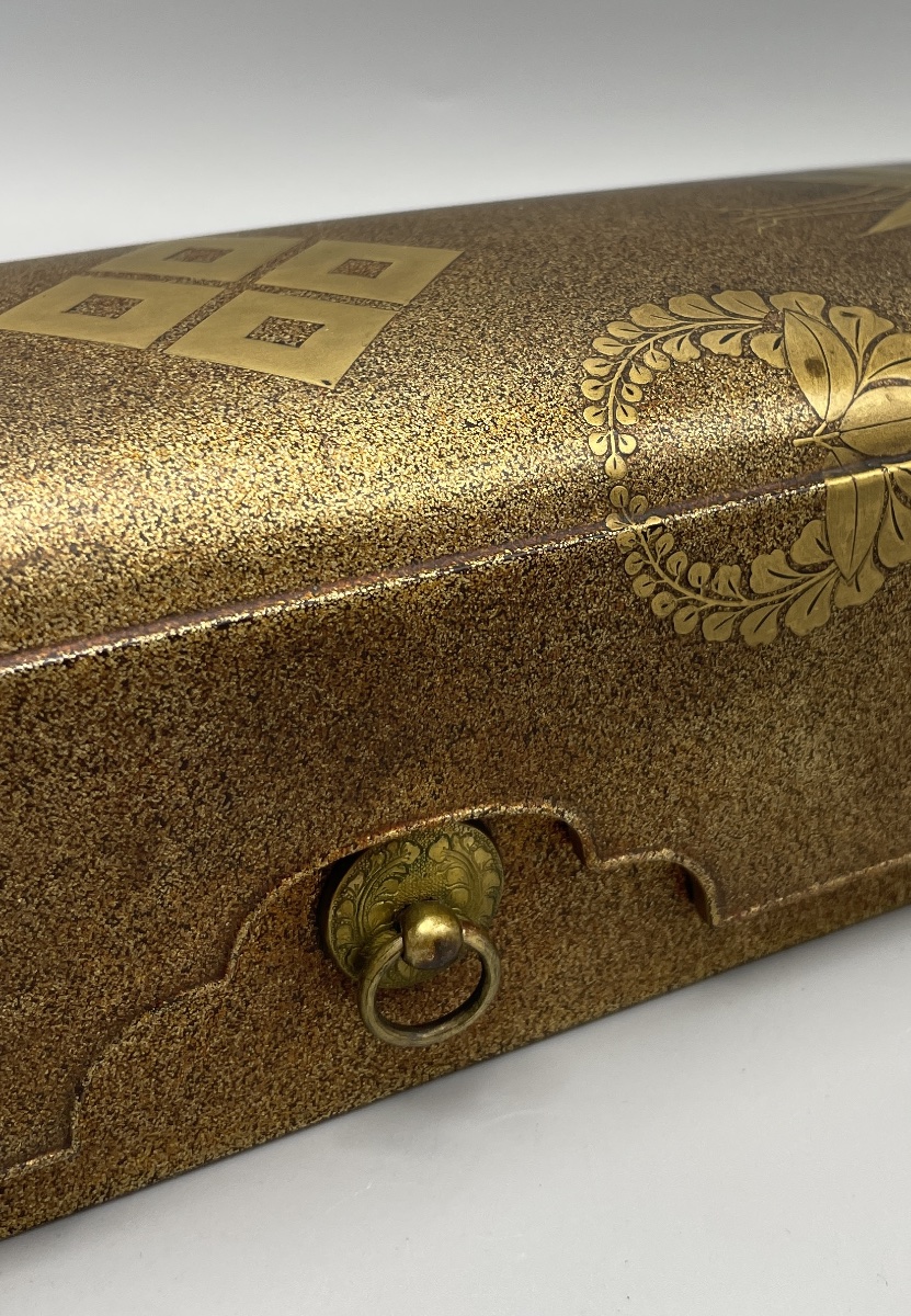 Coffret japonais en laque dorée à décor floral – Japon, fin du XIXe siècle
