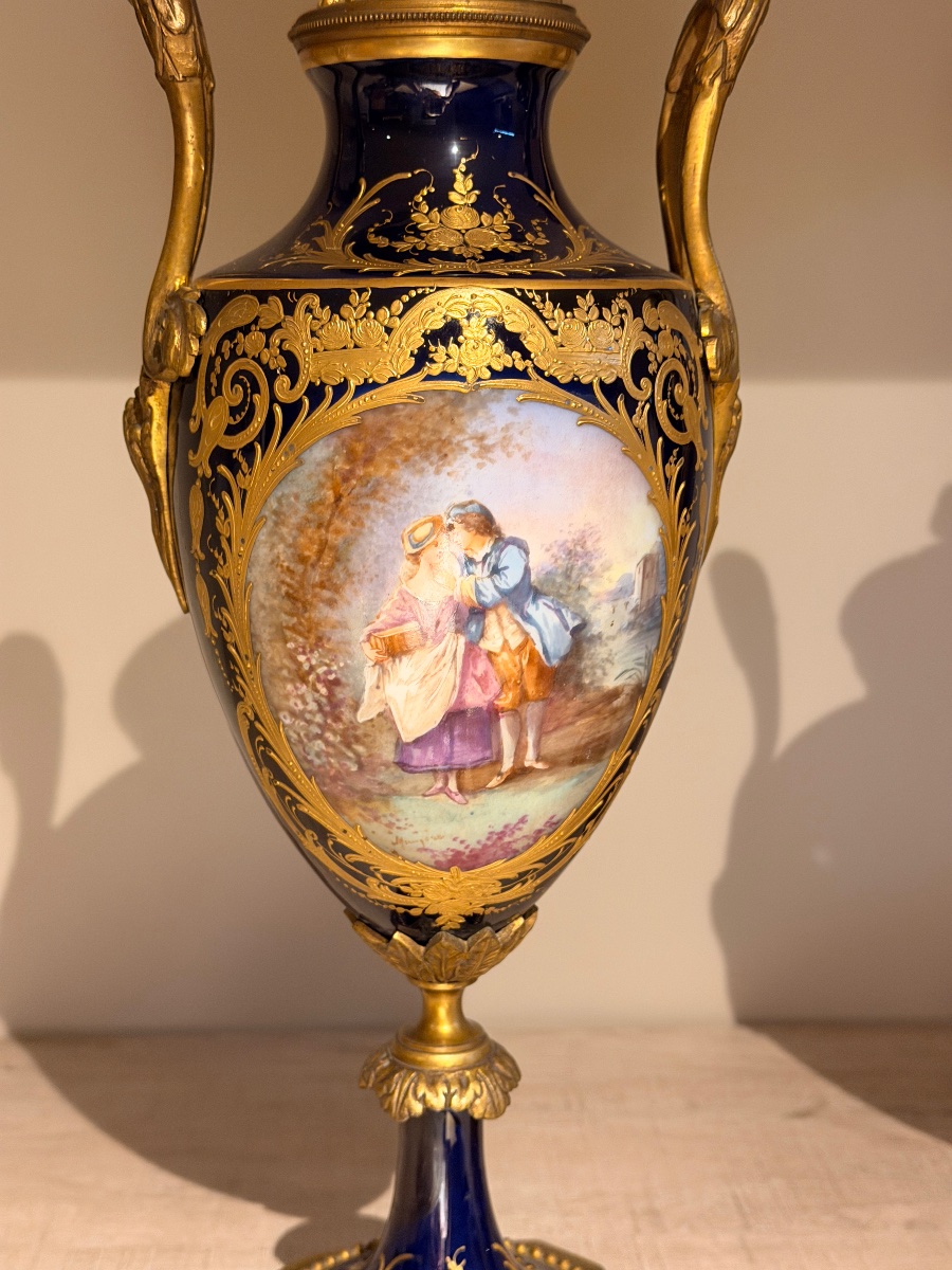 Paire de vases couverts en porcelaine de Sèvres et bronze doré – XIXᵉ siècle-photo-3