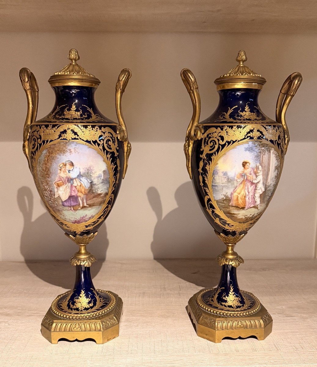 Paire de vases couverts en porcelaine de Sèvres et bronze doré – XIXᵉ siècle-photo-2