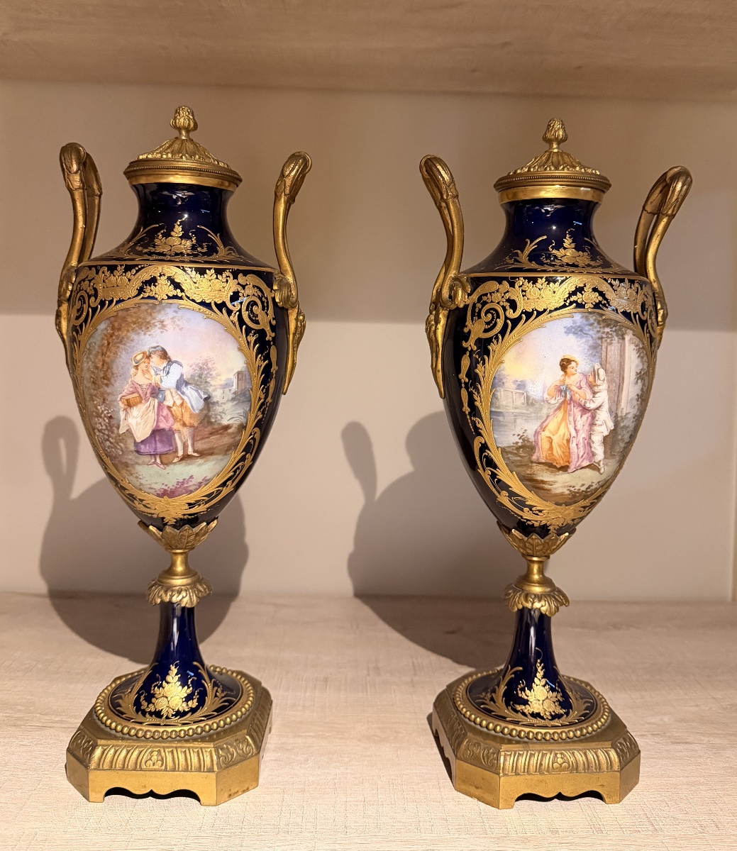 Paire de vases couverts en porcelaine de Sèvres et bronze doré – XIXᵉ siècle