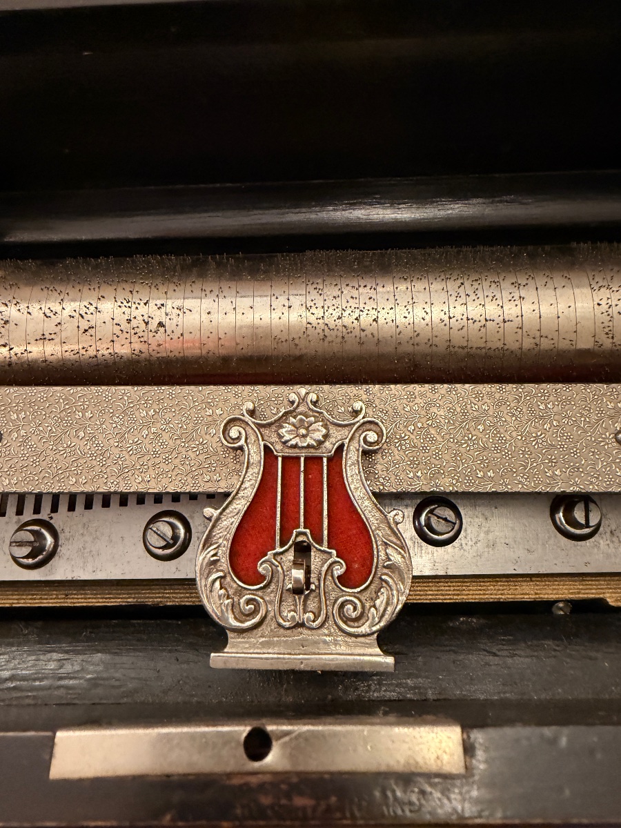 Grande boîte à musique suisse à cylindre, 12 airs, décor marqueté – fin du XIXᵉ siècle-photo-2