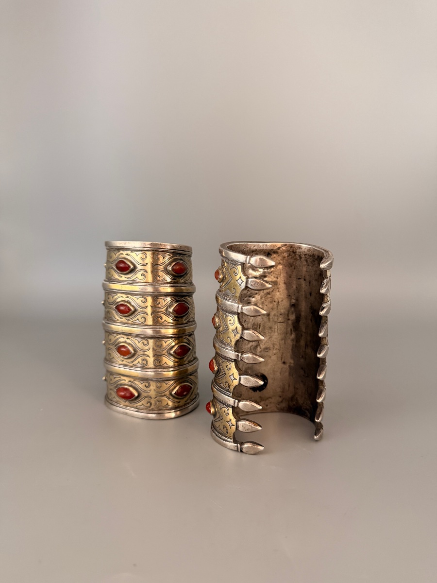 Paire de bracelets manchettes turkmènes Tekke – Argent massif doré et cabochons de cornaline – -photo-3