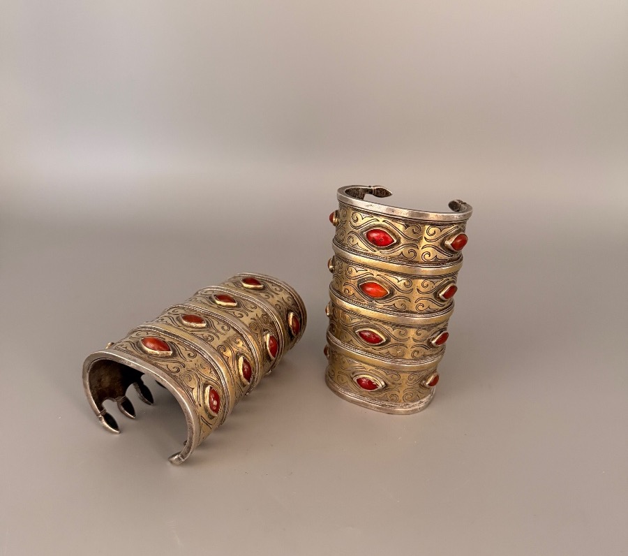Paire de bracelets manchettes turkmènes Tekke – Argent massif doré et cabochons de cornaline – -photo-1