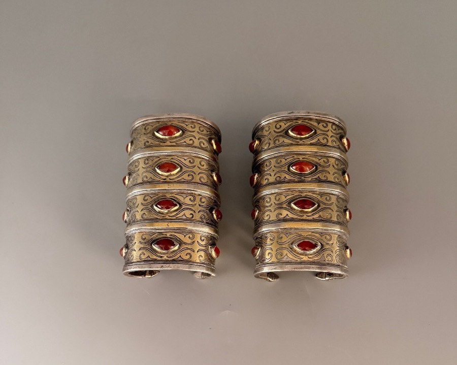 Paire de bracelets manchettes turkmènes Tekke – Argent massif doré et cabochons de cornaline – -photo-2