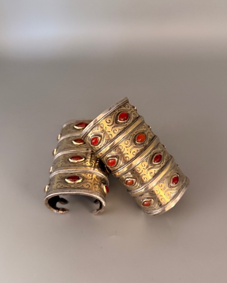 Paire de bracelets manchettes turkmènes Tekke – Argent massif doré et cabochons de cornaline – 