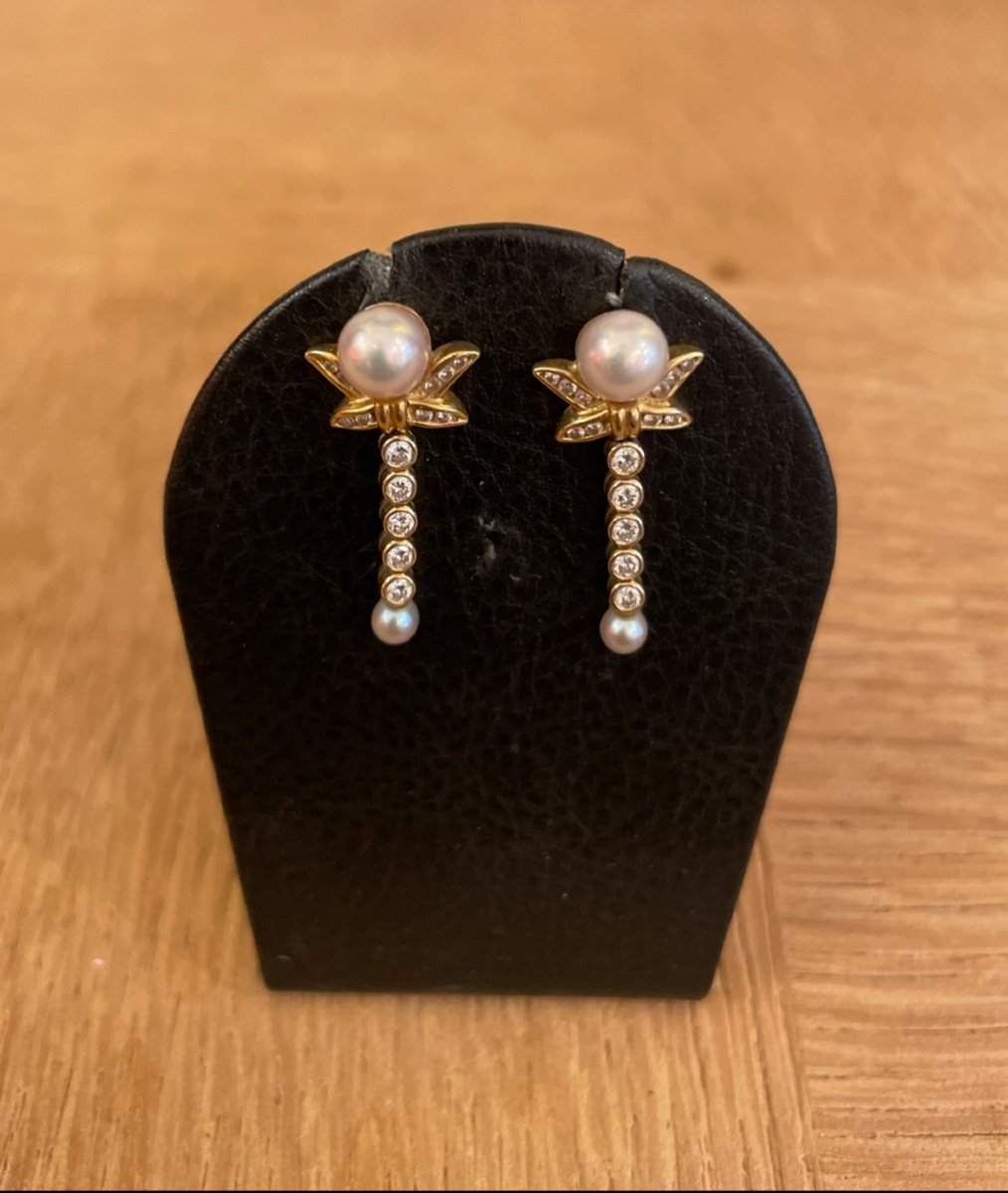 Pair Of Shiny Gold And Pearl Earrings-photo-4