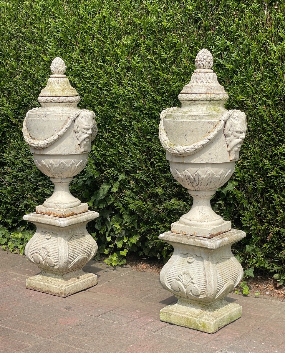 Importante Paire De Vase En Fonte De Style Louis XVI