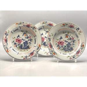 Série De Trois Assiettes Creuses En Porcelaine De Chine De La Famille Rose