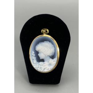 Pendentif, broche camé agate bleue « élégante aux fleurs »
