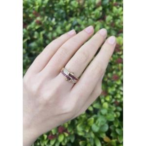 Bague en or jaune 18 carats, 750 millièmes, sertie de rubis et de diamants.