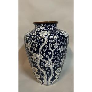 Grand vase chinois en porcelaine bleu et blanc à décor de prunus, Chine, fin XIXᵉ – début XXᵉ