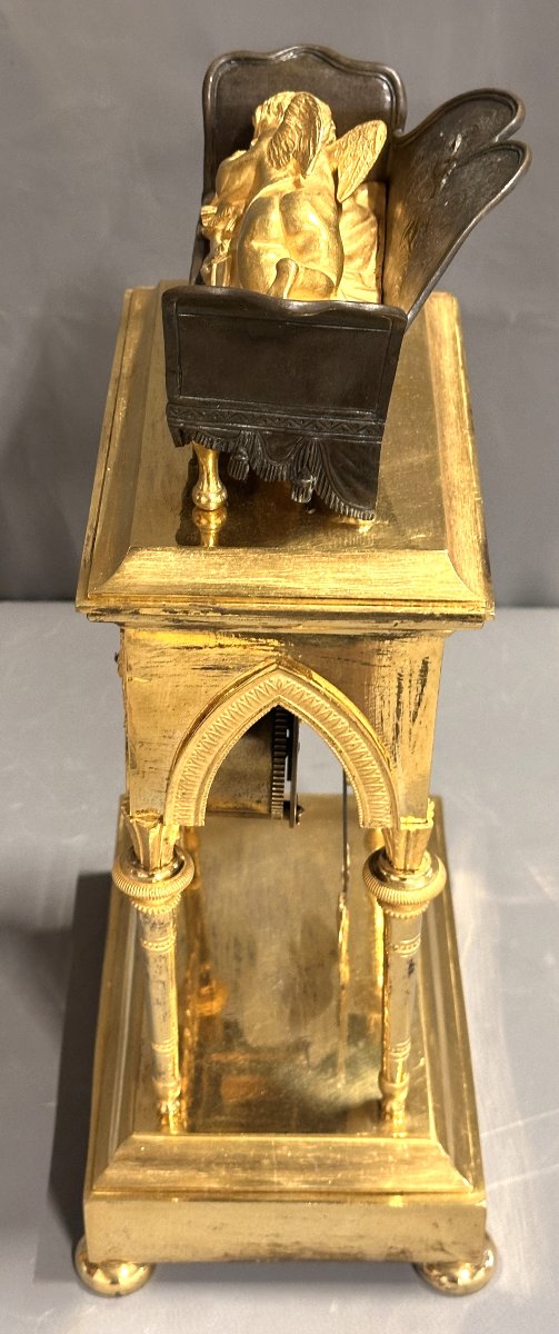 Pendule Portique en Bronze Doré époque Empire début XIXᵉ siècle-photo-6