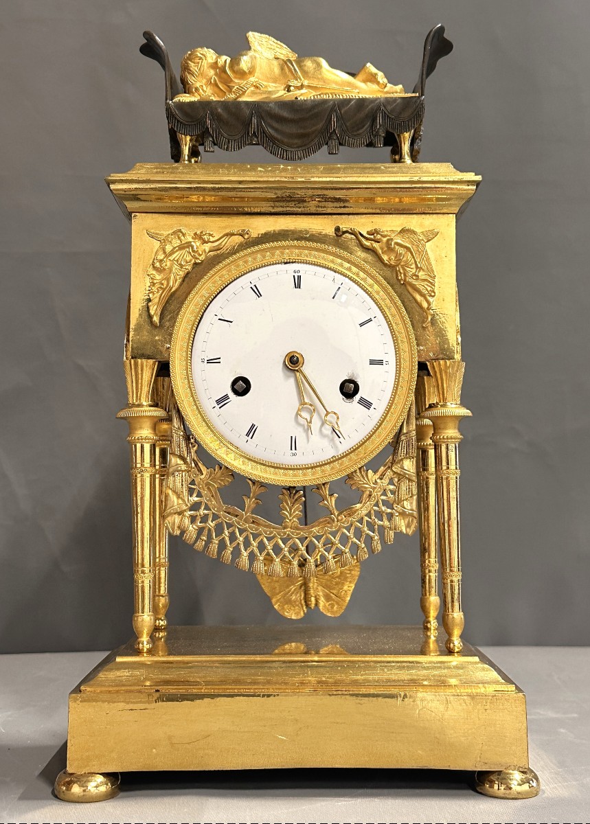 Pendule Portique en Bronze Doré époque Empire début XIXᵉ siècle