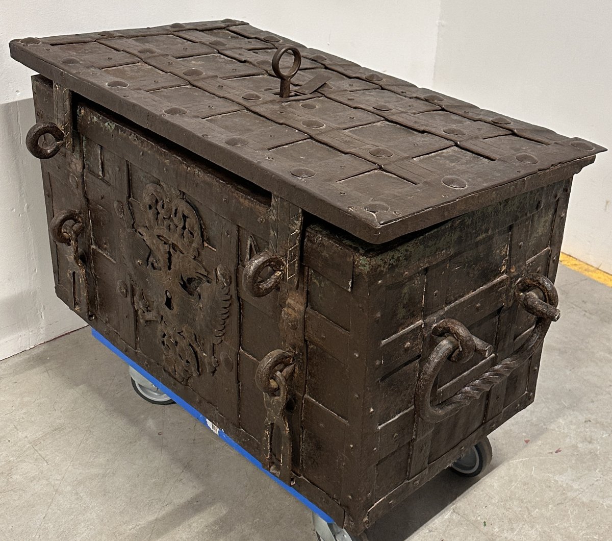 Important "armada" Strongbox, Nuremberg, 17th Century, With Imperial Habsburg Eagle-photo-8