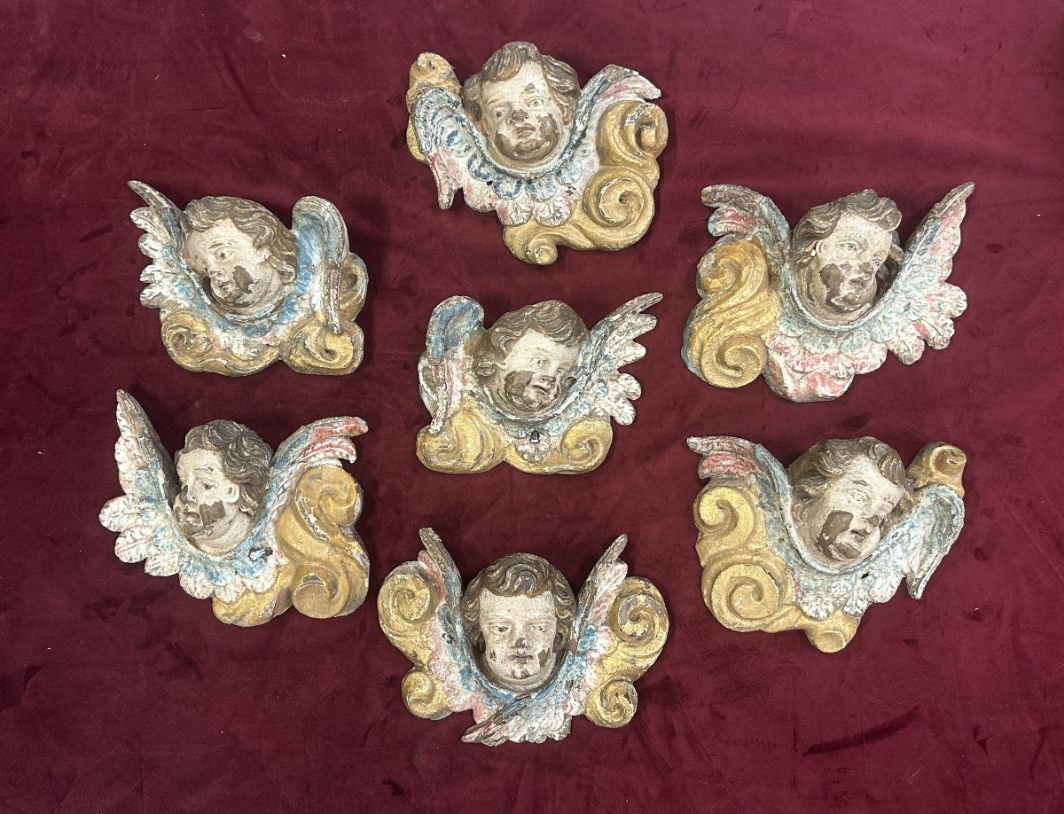 Ensemble de Sept Têtes d’Angelots Ailées en Bois Sculpté Polychrome, XVIIIe siècle