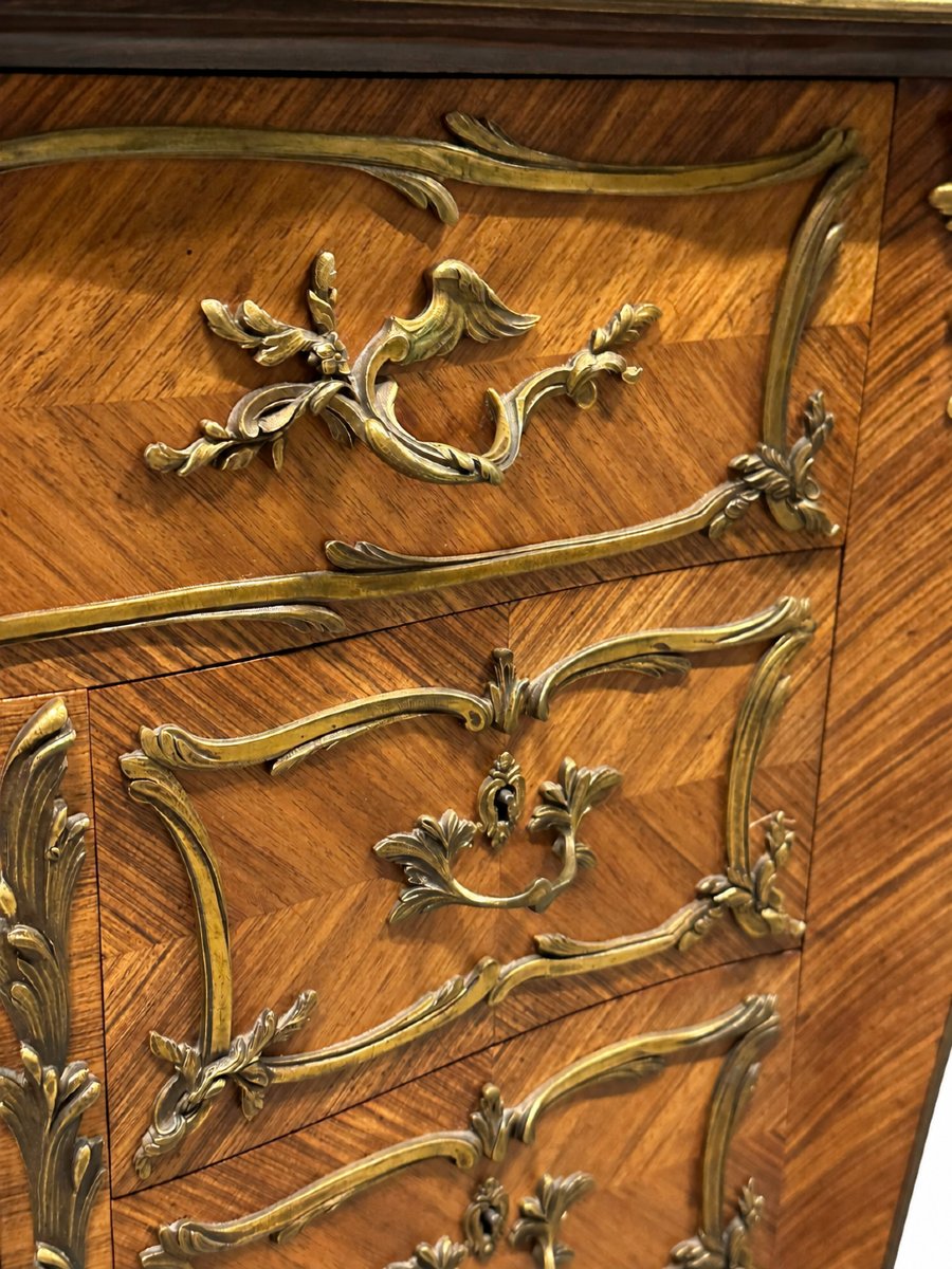 François Linke — Commode de Style Louis XV en Bois de Placage, Bronze Doré et Marbre-photo-1