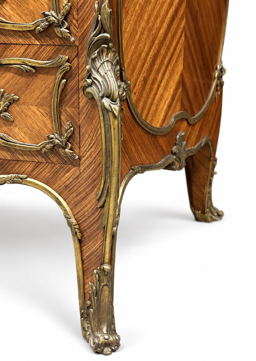 François Linke — Commode de Style Louis XV en Bois de Placage, Bronze Doré et Marbre-photo-2