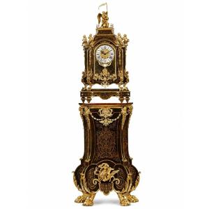 Importante Pendule Boulle Sur Gaine En Écaille Brune Et Bronze Doré, Signée Thuret Paris