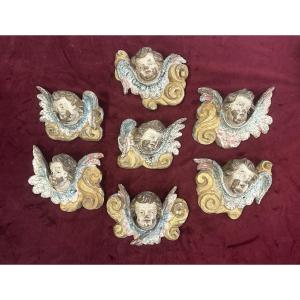 Ensemble de Sept Têtes d’Angelots Ailées en Bois Sculpté Polychrome, XVIIIe siècle