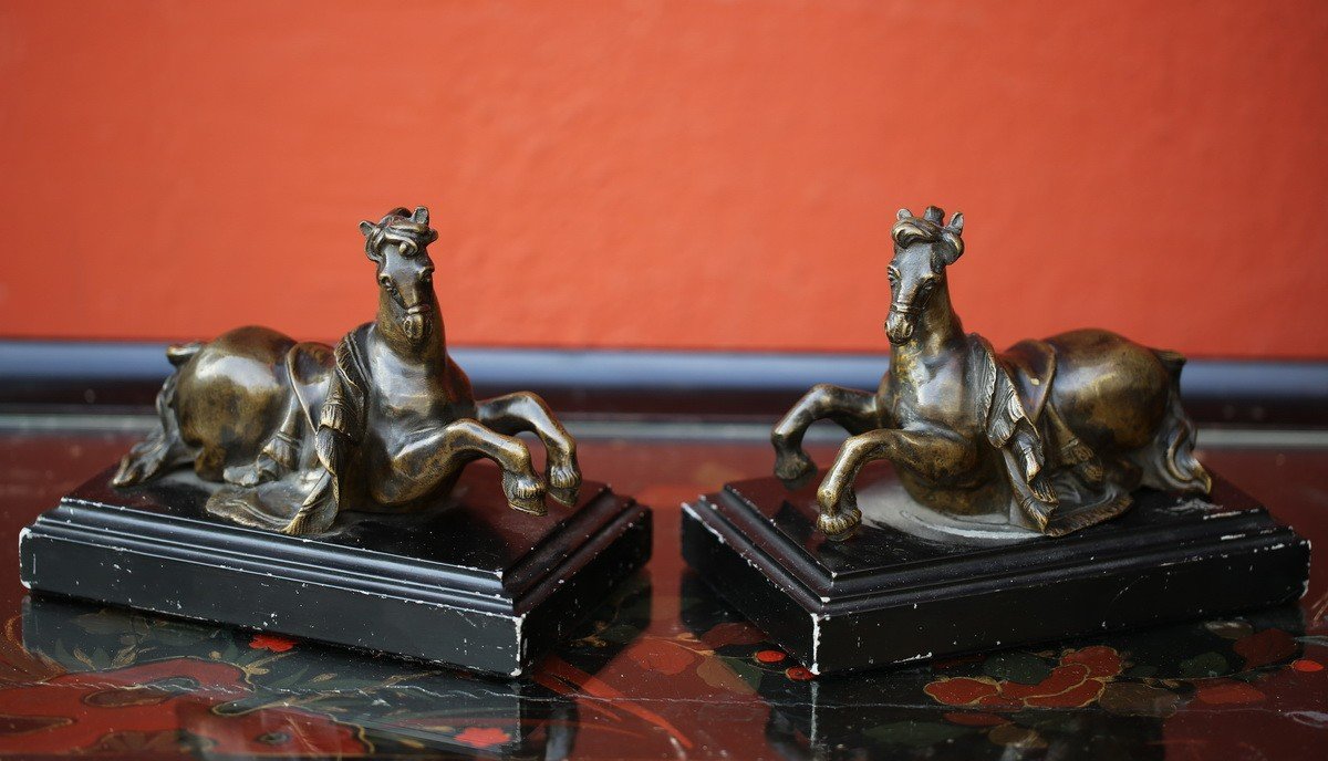 Pair Of Paperweight Plates, Lying Horses, Bronze With Brown Patina Late 18th Century