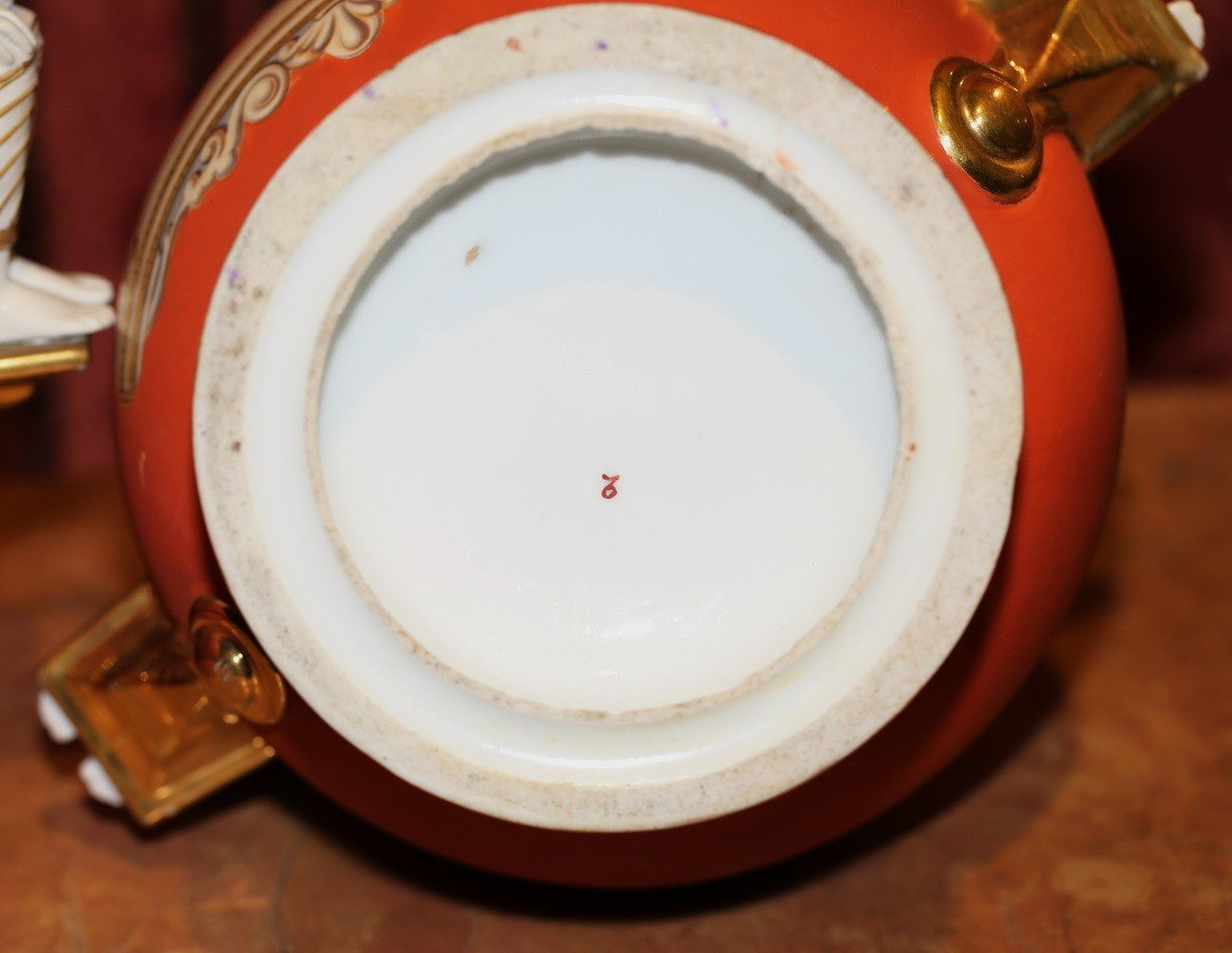 Porcelaine De Paris Vers 1840, Paire De Vases Néoclassiques Fond Corail.-photo-1