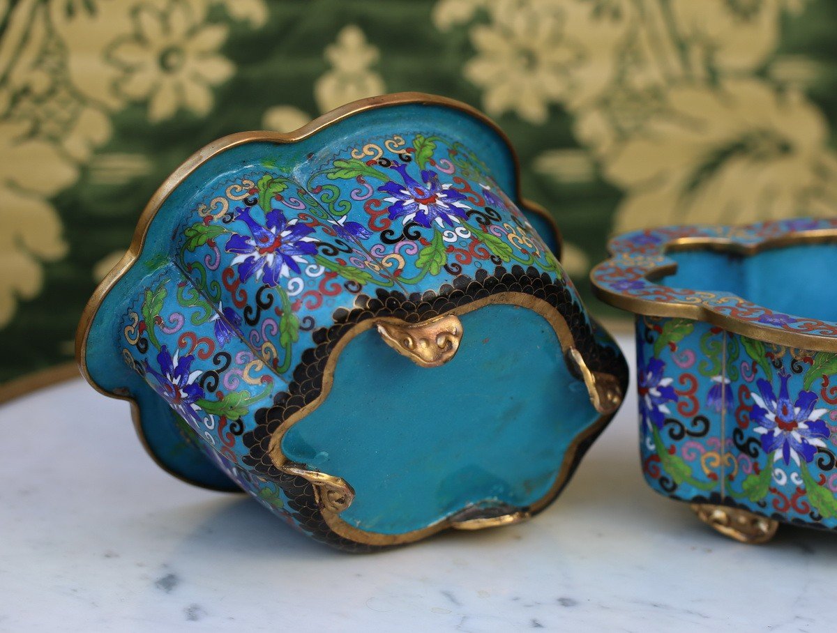 Chine Fin XIXème Début XXème  Paire De Petites Jardinières En émaux Cloisonnés Sur Fond Bleu.-photo-4