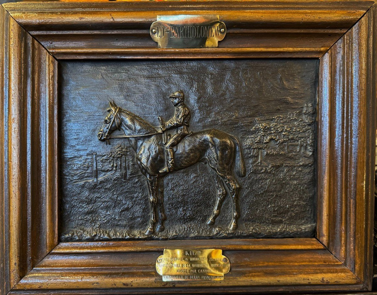Plaque En Bronze Figurant Le Cheval Kilt (b De Rothschild) Et Son Jockey Cannon.