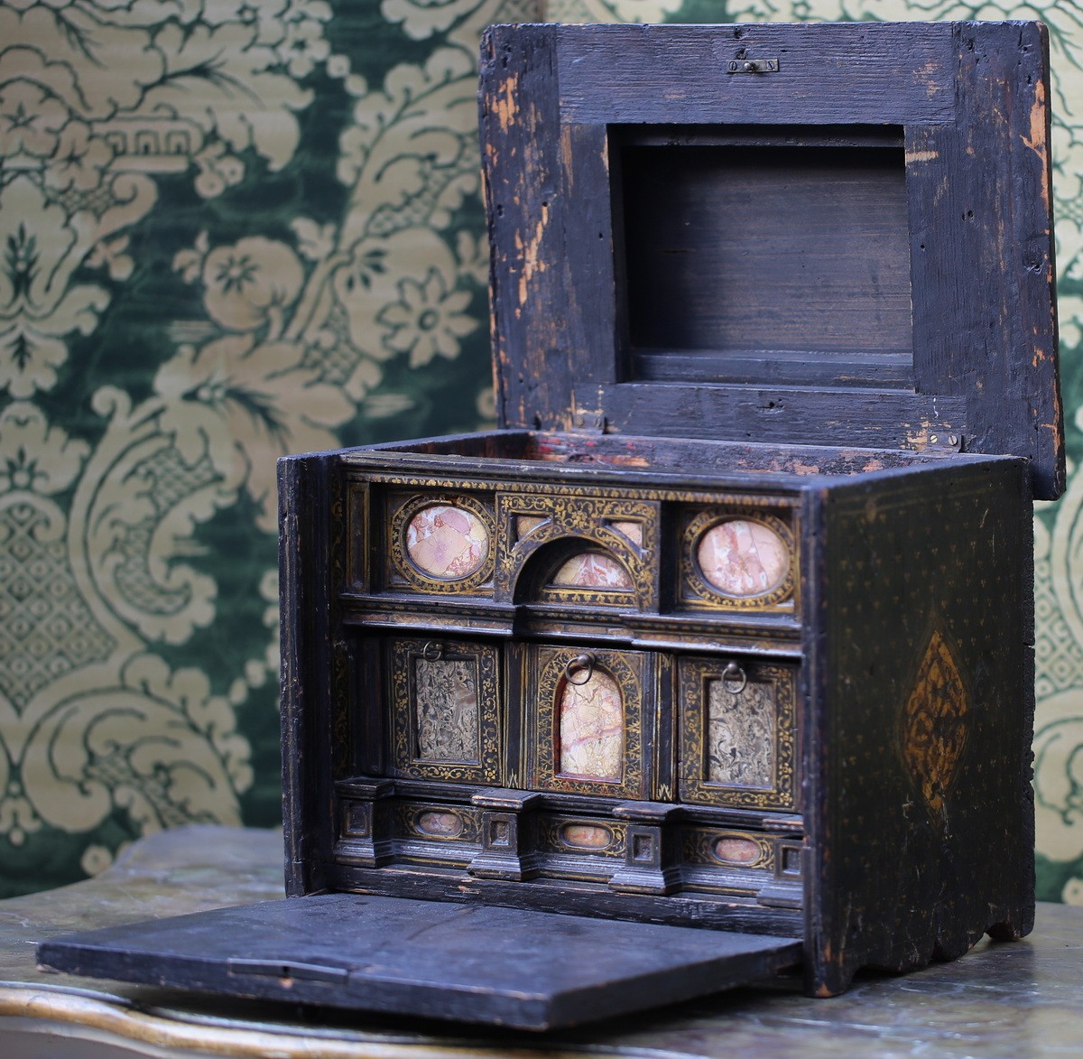 Venise Fin XVIème, Petit Cabinet En Bois Laqué Rehaut Entrelacs Or.