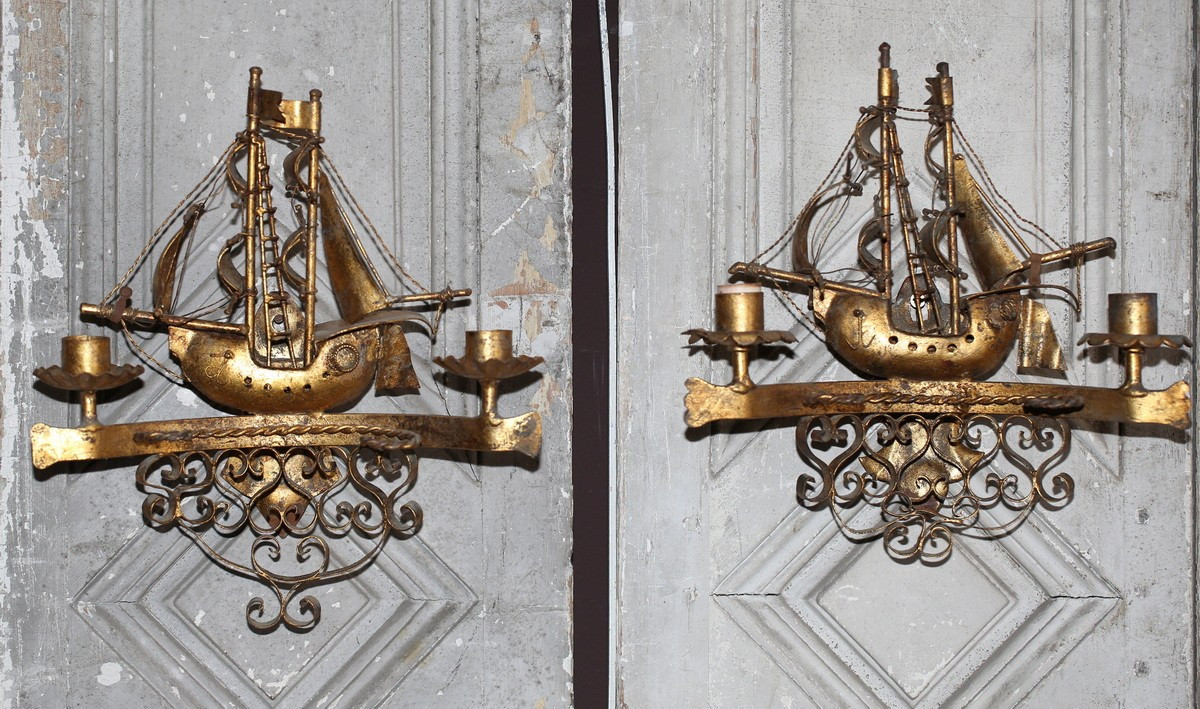 Espagne debut XXème, paire d'appliques à 2 bras de lumières en fer doré modèle de caravelle