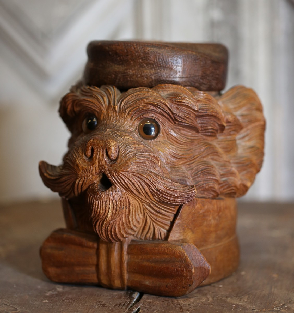Forêt noire fin du XIXème, pot à tabac à tête de chien.