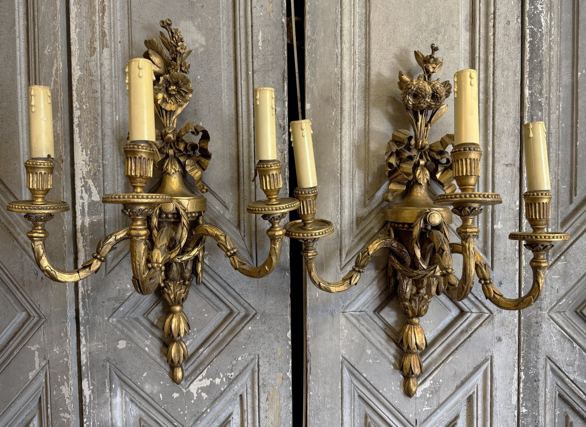 Italie fin XVIIIème début XIXème paire d'appliques de style Louis XVI en bois doré et sculpté