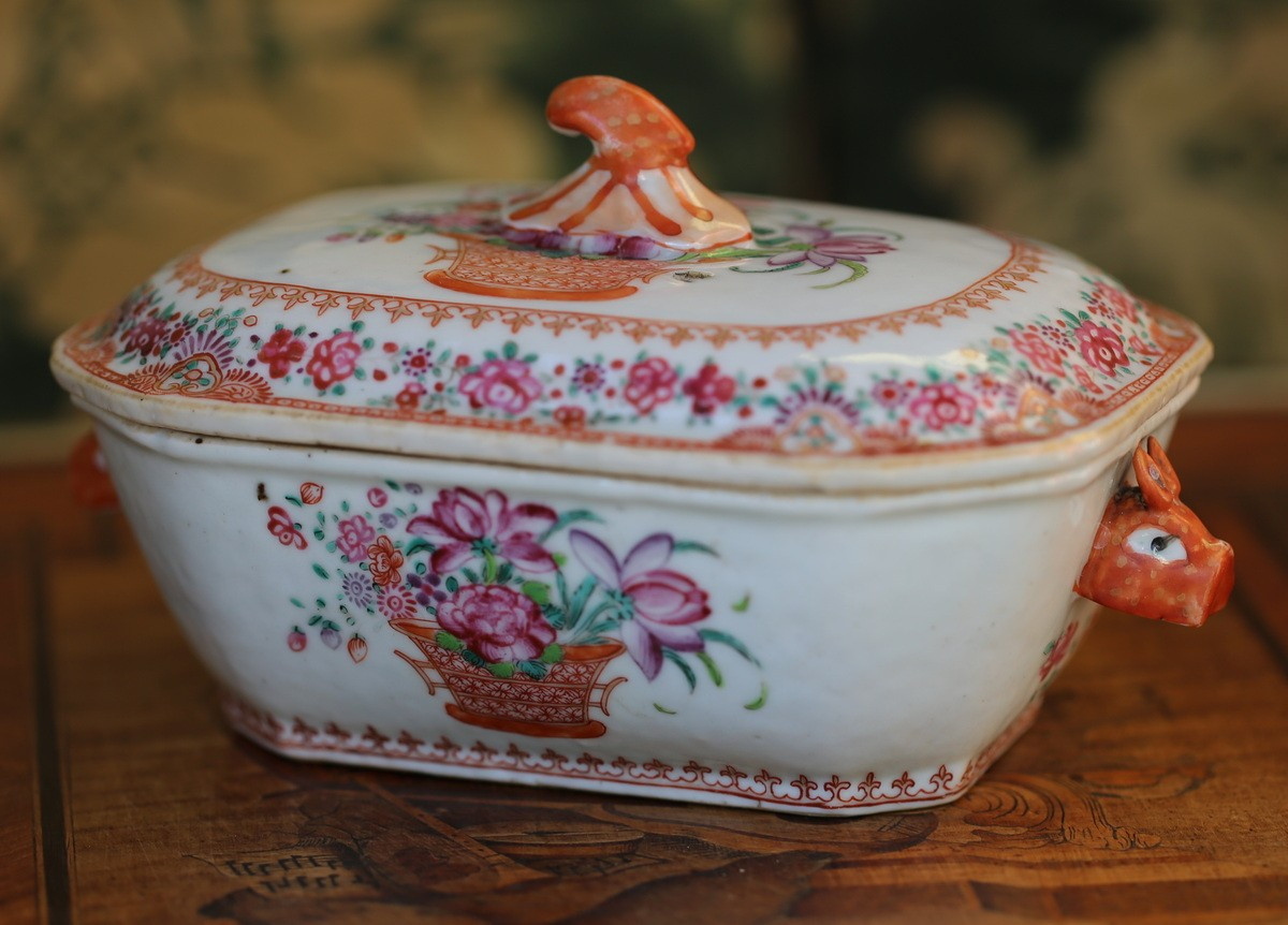 Porcelaine de la compagnie des Indes XVIIIème, famille rose, petite terrine couverte.-photo-2
