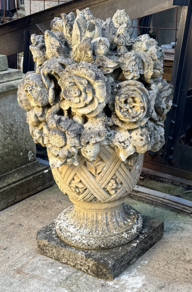 France XIXème dans le style du XVIIIème,  paire d'importants vases fleuris en pierre sculptée.-photo-2