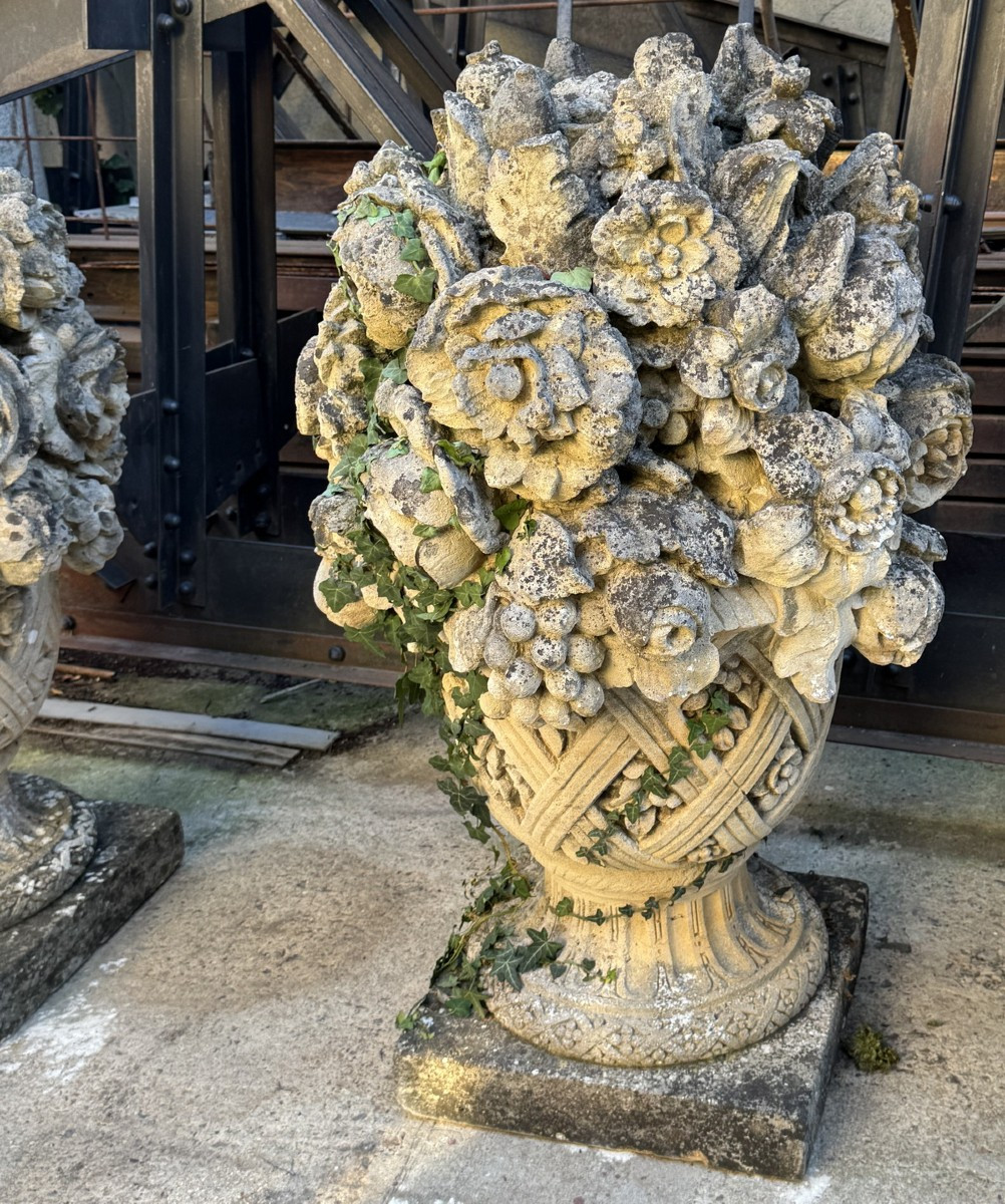 France XIXème dans le style du XVIIIème,  paire d'importants vases fleuris en pierre sculptée.-photo-3