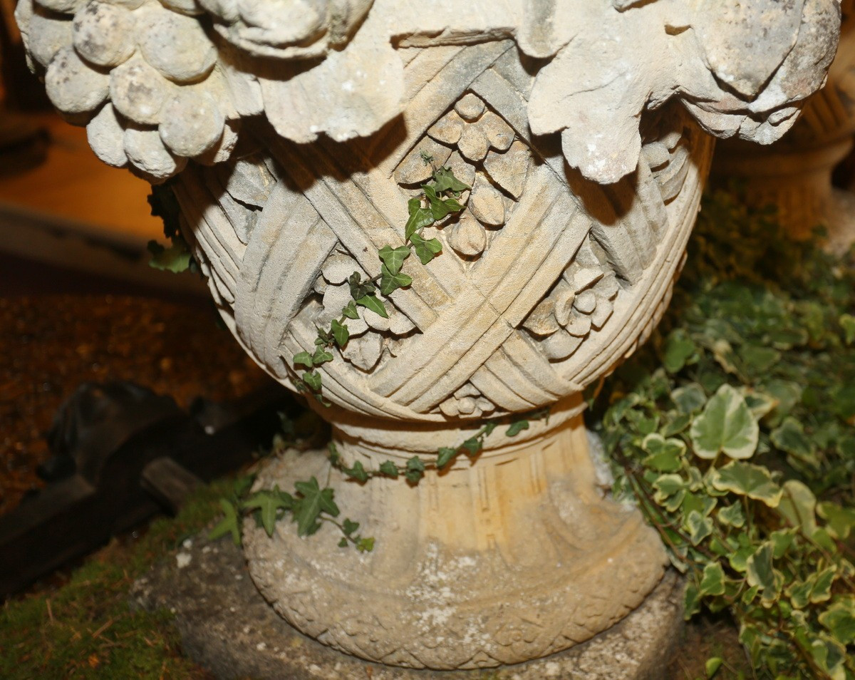 France XIXème dans le style du XVIIIème,  paire d'importants vases fleuris en pierre sculptée.-photo-4