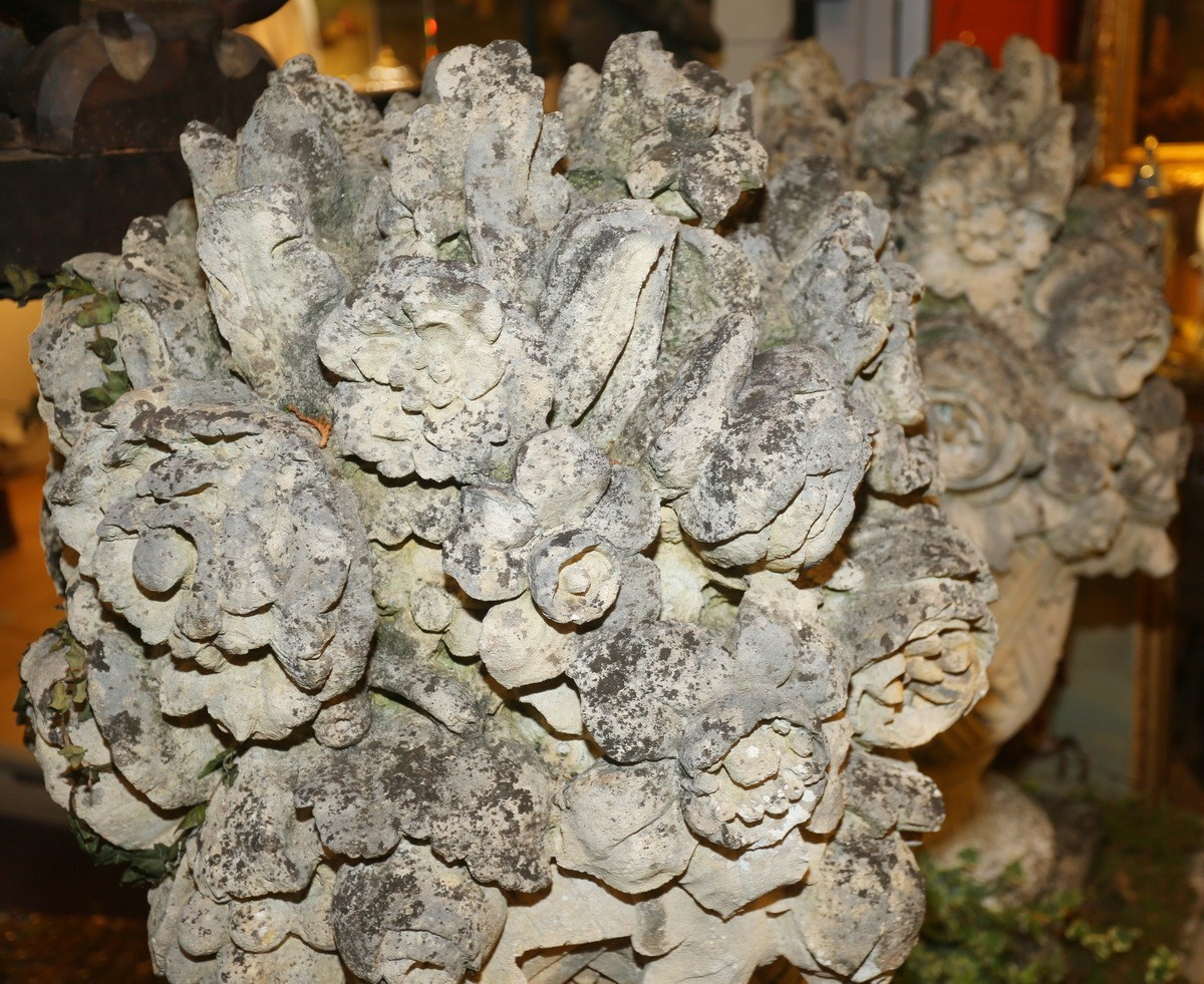 France XIXème dans le style du XVIIIème,  paire d'importants vases fleuris en pierre sculptée.-photo-1