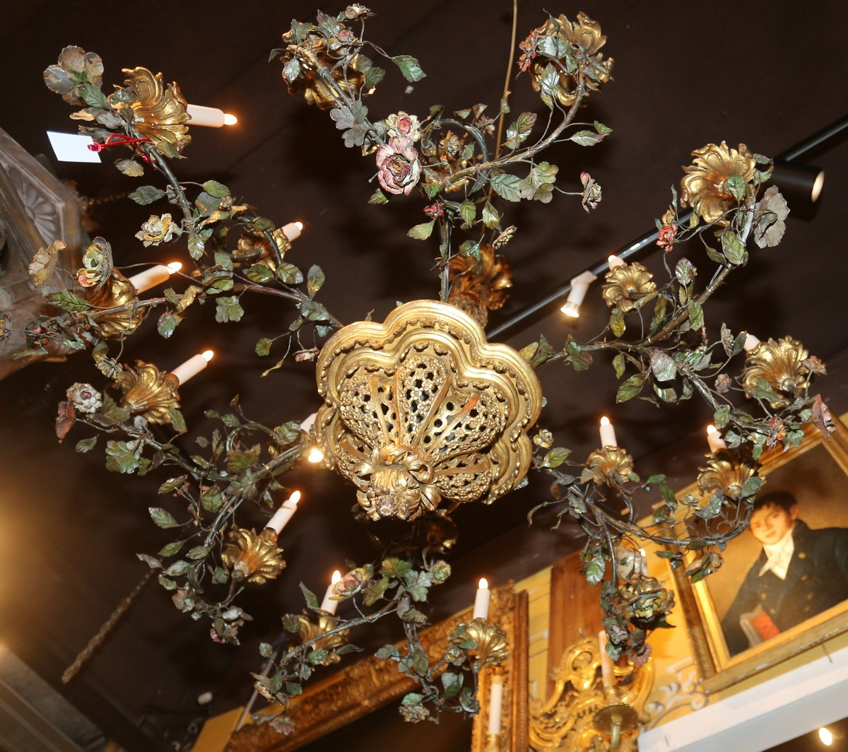 Lustre style Louis XV début XXème,bois doré sculpté, tôle peinte branchage fleuri  18 lumières.-photo-3