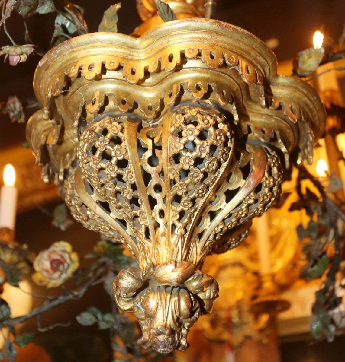 Lustre style Louis XV début XXème,bois doré sculpté, tôle peinte branchage fleuri  18 lumières.-photo-4