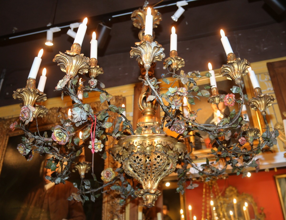 Lustre style Louis XV début XXème,bois doré sculpté, tôle peinte branchage fleuri  18 lumières.