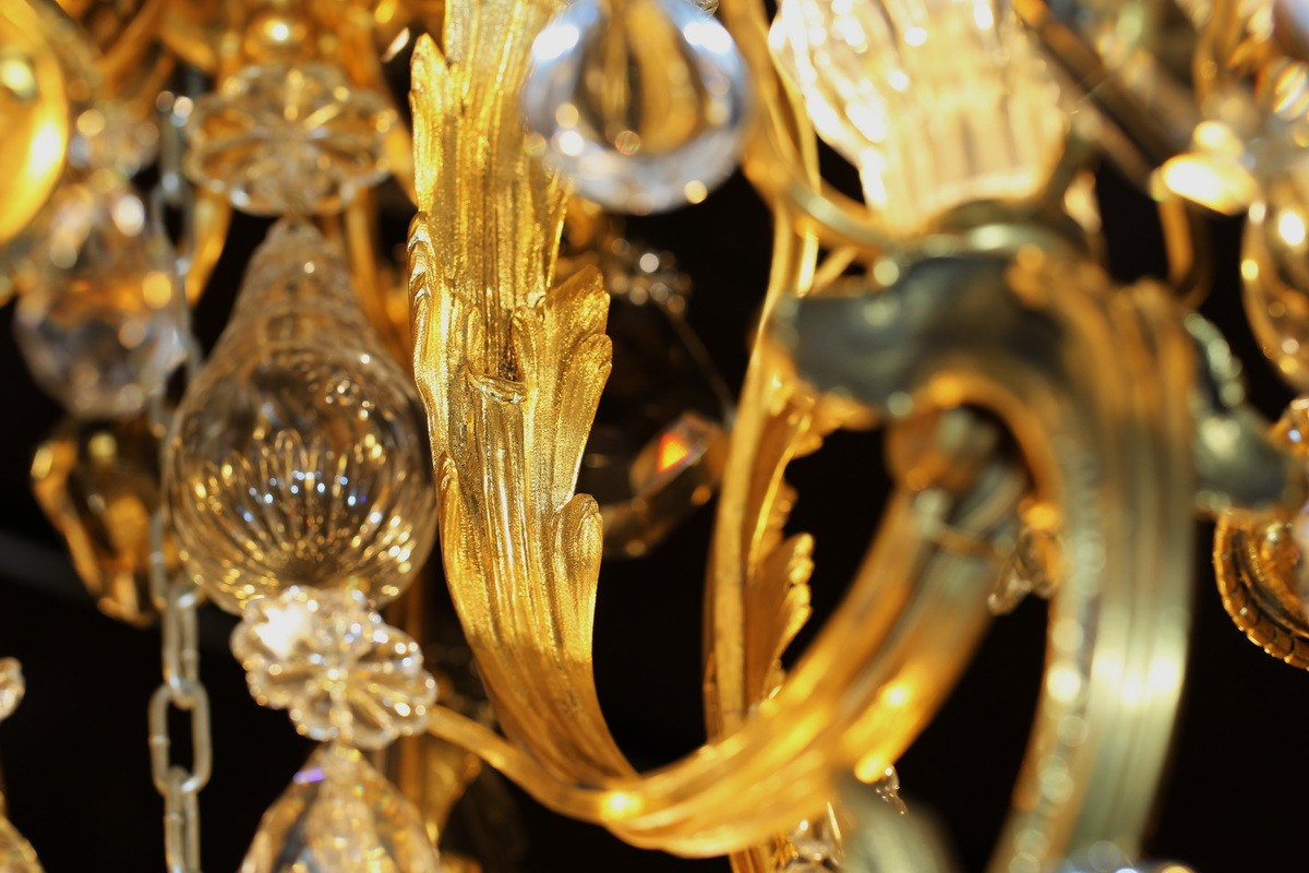 Lustre cage de style Louis XV attribué à Henri VIAN, bronze dorés ciselés et cristaux.-photo-1