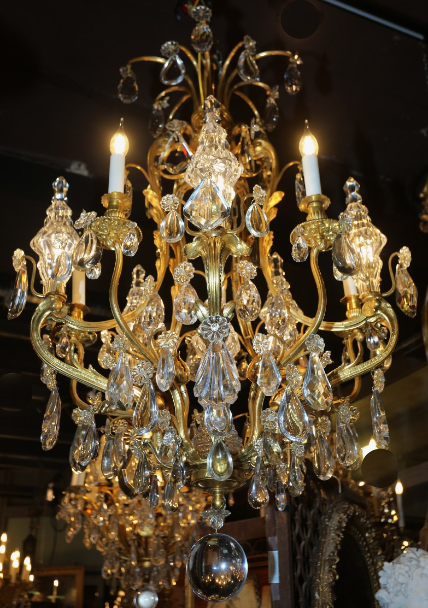 Lustre cage de style Louis XV attribué à Henri VIAN, bronze dorés ciselés et cristaux.