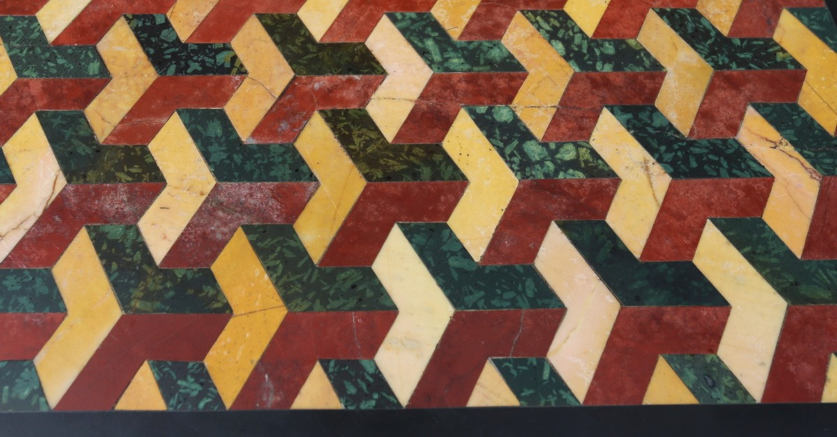 Italie XIXe, Plateau en marqueterie de marbre à décor géométrique sur un piètement treteaux.-photo-1