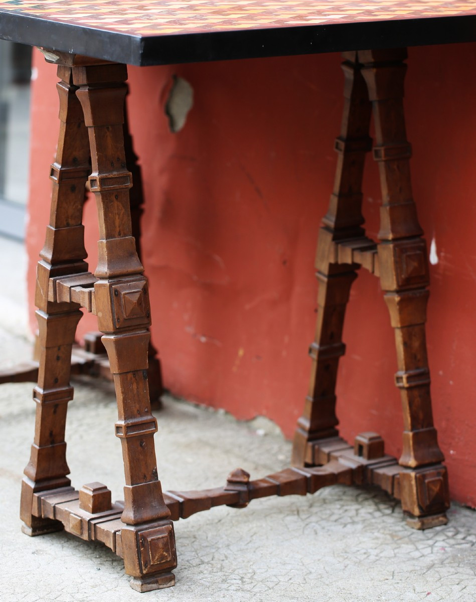 Italie XIXe, Plateau en marqueterie de marbre à décor géométrique sur un piètement treteaux.-photo-2